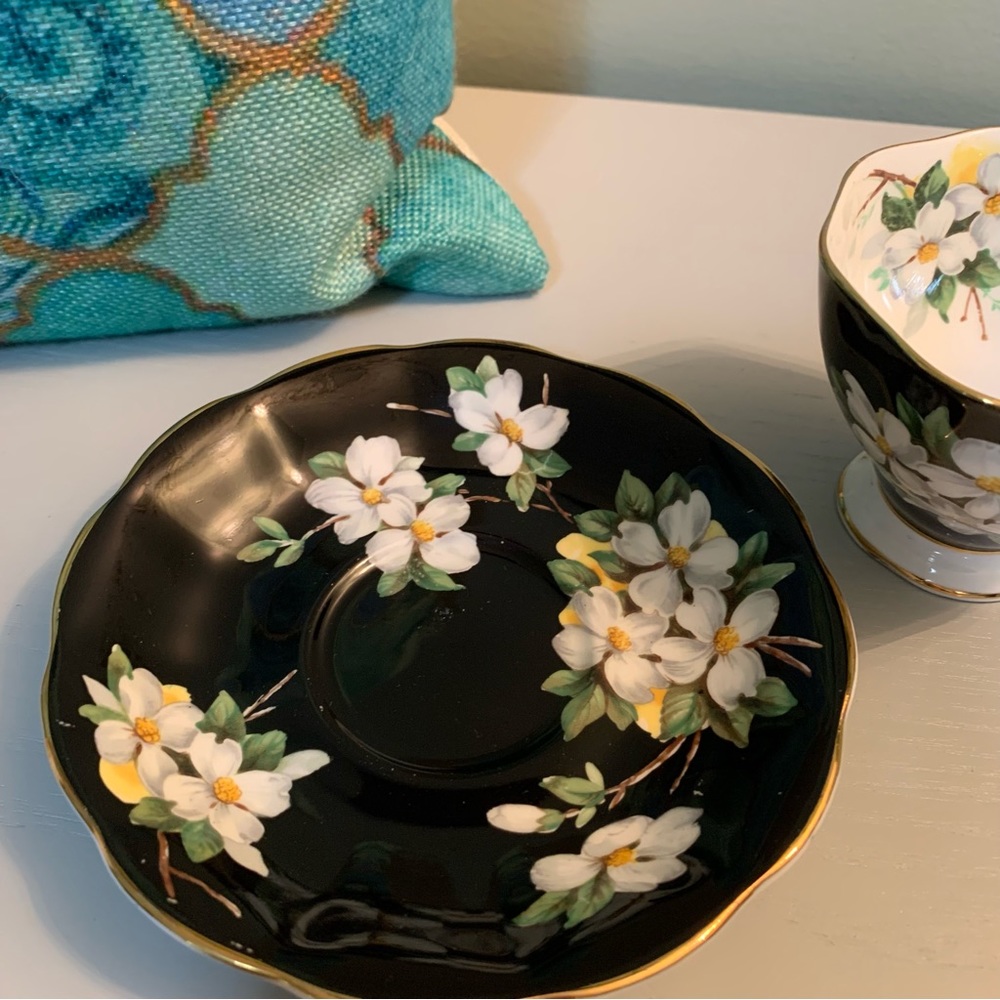 Royal Albert - Bone China England - Vintage Tea Cup and Saucer - Picture 5 of 10